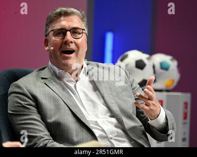 Düsseldorf, Deutschland. 31. Mai 2023. Axel Hellmann, Sprecher des Vorstands der Eintracht Frankfurt Fußball AG, spricht während des SpoBis-Kongresses. SpoBiS ist Europas größte Sportveranstaltung. In den nächsten zwei Tagen werden die wichtigsten Entscheidungsträger aus der Sportindustrie einen Meinungsaustausch über die jüngsten Entwicklungen und Trends führen. Kredit: Roberto Pfeil/dpa/Alamy Live News Stockfoto