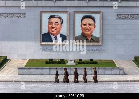 Soldaten, die auf dem Kim Il Sung Platz in Pjöngjang in Nordkorea spazieren Stockfoto