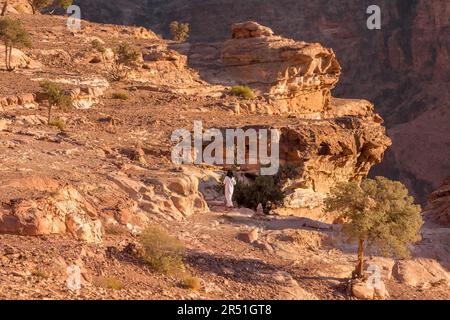 Petra, Jordanien - 3. November 2022: Beduinenmensch im Sandsteinschlucht, Felsformationen Landschaft Stockfoto