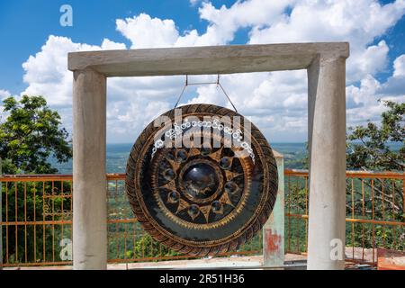 MT. POPA, MYANMAR - 21. OKTOBER 2015: Ein gong mit birmanischem Schriftzug im Taung Kalat Tempel am Mt. Popa. Stockfoto