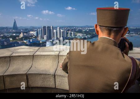 ein nordkoreanischer Militärmann filmt pjöngjang von der Spitze des Juche Tower in Nordkorea Stockfoto