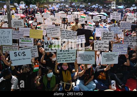 Neu-Delhi, Indien. 31. Mai 2023. Mitglieder des Kuki-Stammes halten indische Flaggen und Plakate in ihrem Protest gegen die Ermordung von Stämmen im nordöstlichen Bundesstaat Manipur in Neu-Delhi, Indien. Die Gruppen Kukis und Meiteis im nordöstlichen indischen Bundesstaat Manipur befinden sich seit Mai 3 in Auseinandersetzungen über die Forderungen nach wirtschaftlichen Vorteilen und den Reservierungsstatus. (Kreditbild: © Kabir Jhangiani/ZUMA Press Wire) NUR REDAKTIONELLE VERWENDUNG! Nicht für den kommerziellen GEBRAUCH! Stockfoto