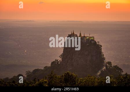 Taung Kalat Kloster auf Mt. Popa, Myanmar in der Abenddämmerung. Stockfoto