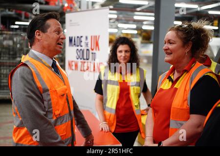 Handelsminister Nigel Huddleston sprach während seines Besuchs im DHL-Werk von Heathrow mit den Mitarbeitern, da die ersten Handelsgeschäfte des Vereinigten Königreichs nach dem Brexit mit Australien und Neuseeland am Mittwoch in Kraft treten. Die Abkommen sind die ersten Handelsabkommen, die nach dem Brexit ausgehandelt wurden und in Kraft treten, nachdem das Vereinigte Königreich, Australien und Neuseeland ihre innerstaatlichen Ratifizierungsprozesse abgeschlossen haben. Bilddatum: Mittwoch, 31. Mai 2023. Stockfoto