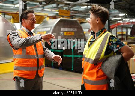 Handelsminister Nigel Huddleston sprach während seines Besuchs im DHL-Werk von Heathrow mit den Mitarbeitern, da die ersten Handelsgeschäfte des Vereinigten Königreichs nach dem Brexit mit Australien und Neuseeland am Mittwoch in Kraft treten. Die Abkommen sind die ersten Handelsabkommen, die nach dem Brexit ausgehandelt wurden und in Kraft treten, nachdem das Vereinigte Königreich, Australien und Neuseeland ihre innerstaatlichen Ratifizierungsprozesse abgeschlossen haben. Bilddatum: Mittwoch, 31. Mai 2023. Stockfoto