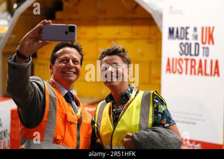 Handelsminister Nigel Huddleston machte während seines Besuchs im DHL-Werk von Heathrow ein Selfie, da am Mittwoch die ersten nach dem Brexit stattfindenden Handelsgeschäfte des Vereinigten Königreichs mit Australien und Neuseeland in Kraft treten. Die Abkommen sind die ersten Handelsabkommen, die nach dem Brexit ausgehandelt wurden und in Kraft treten, nachdem das Vereinigte Königreich, Australien und Neuseeland ihre innerstaatlichen Ratifizierungsprozesse abgeschlossen haben. Bilddatum: Mittwoch, 31. Mai 2023. Stockfoto