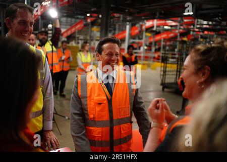 Handelsminister Nigel Huddleston sprach während seines Besuchs im DHL-Werk von Heathrow mit den Mitarbeitern, da die ersten Handelsgeschäfte des Vereinigten Königreichs nach dem Brexit mit Australien und Neuseeland am Mittwoch in Kraft treten. Die Abkommen sind die ersten Handelsabkommen, die nach dem Brexit ausgehandelt wurden und in Kraft treten, nachdem das Vereinigte Königreich, Australien und Neuseeland ihre innerstaatlichen Ratifizierungsprozesse abgeschlossen haben. Bilddatum: Mittwoch, 31. Mai 2023. Stockfoto