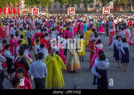 Massentanz auf den Straßen in Pjöngjang, Nordkorea Stockfoto