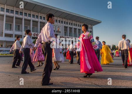 Massentanz auf den Straßen in Pjöngjang, Nordkorea Stockfoto