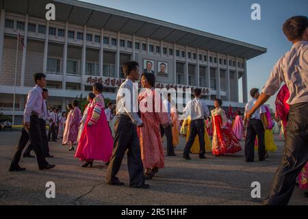 Massentanz auf den Straßen in Pjöngjang, Nordkorea Stockfoto