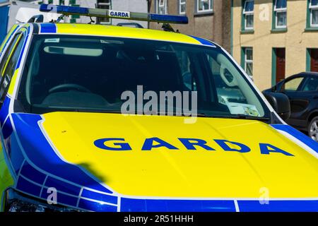 Eine Garda Síochána, Irland National Police Service, LKW oder Lieferwagen in einem irischen Dorf, County Donegal, Irland Stockfoto