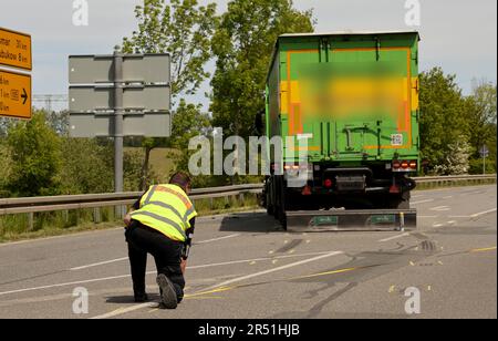 31. Mai 2023, Mecklenburg-Vorpommern, Kröpelin: Ein Polizist verpasst den Unfallort auf dem Highway 105, nachdem sein Auto mit einem Lkw kollidiert ist, einen Mann getötet und seine Fahrgastinnenfrau schwer verletzt hat. Foto: Bernd Wüstneck/dpa - ACHTUNG: Kennzeichen aus rechtlichen Gründen verpixelt Stockfoto