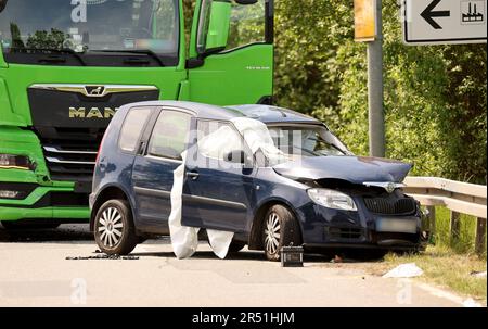 31. Mai 2023, Mecklenburg-Vorpommern, Kröpelin: Nach einem schweren Unfall werden die betroffenen Fahrzeuge auf der Autobahn 105 abgestellt. Als sein Auto mit einem Lkw kollidierte, starb ein Mann und seine Passagierin wurde schwer verletzt. Foto: Bernd Wüstneck/dpa - ACHTUNG: Nummernschilder wurden aus rechtlichen Gründen verpixelt Stockfoto