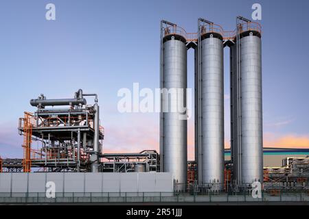 Fabriken in Kawasaki, Kanagawa, Japan in der Abenddämmerung. Stockfoto