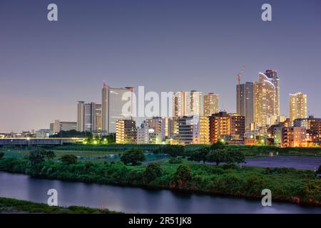 Kawasaki, japanische Skyline am Tamagawa River bei Nacht. Stockfoto