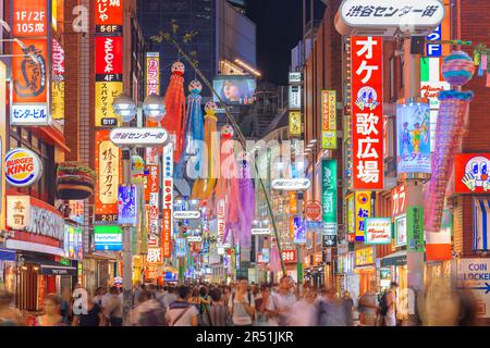 TOKIO, JAPAN - 4. AUGUST 2015: Menschenmassen in Shibuya Central-Gai bei Nacht. Die Straße ist ein wichtiger Knotenpunkt der Jugendkultur. Stockfoto