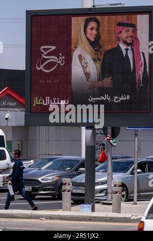 Amman, Jordanien. 31. Mai 2023. Riesige Poster und Dekorationen, die in den Straßen von Amman und auf Gebäuden zu Ehren der bevorstehenden königlichen Hochzeit von Jordaniens Kronprinz Hussein bin Abdullah und seiner Verlobten Rajwa al Saif am 31. Mai 2023 in Amman, Jordanien, zu sehen sind. Foto: Ammar Abd Rabbo/ABACAPRESS.COM Kredit: Abaca Press/Alamy Live News Stockfoto