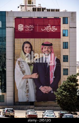 Amman, Jordanien. 31. Mai 2023. Riesige Poster und Dekorationen, die in den Straßen von Amman und auf Gebäuden zu Ehren der bevorstehenden königlichen Hochzeit von Jordaniens Kronprinz Hussein bin Abdullah und seiner Verlobten Rajwa al Saif am 31. Mai 2023 in Amman, Jordanien, zu sehen sind. Foto: Ammar Abd Rabbo/ABACAPRESS.COM Kredit: Abaca Press/Alamy Live News Stockfoto