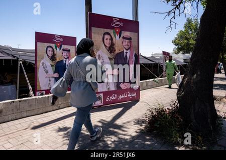 Amman, Jordanien. 31. Mai 2023. Riesige Poster und Dekorationen, die in den Straßen von Amman und auf Gebäuden zu Ehren der bevorstehenden königlichen Hochzeit von Jordaniens Kronprinz Hussein bin Abdullah und seiner Verlobten Rajwa al Saif am 31. Mai 2023 in Amman, Jordanien, zu sehen sind. Foto: Ammar Abd Rabbo/ABACAPRESS.COM Kredit: Abaca Press/Alamy Live News Stockfoto