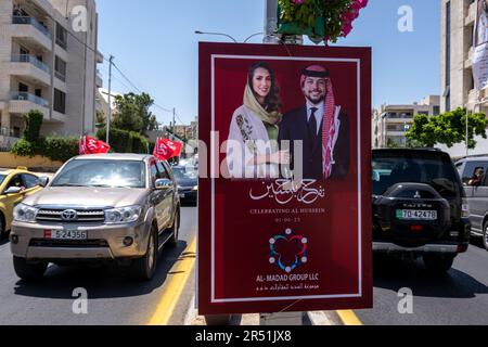 Amman, Jordanien. 31. Mai 2023. Riesige Poster und Dekorationen, die in den Straßen von Amman und auf Gebäuden zu Ehren der bevorstehenden königlichen Hochzeit von Jordaniens Kronprinz Hussein bin Abdullah und seiner Verlobten Rajwa al Saif am 31. Mai 2023 in Amman, Jordanien, zu sehen sind. Foto: Ammar Abd Rabbo/ABACAPRESS.COM Kredit: Abaca Press/Alamy Live News Stockfoto