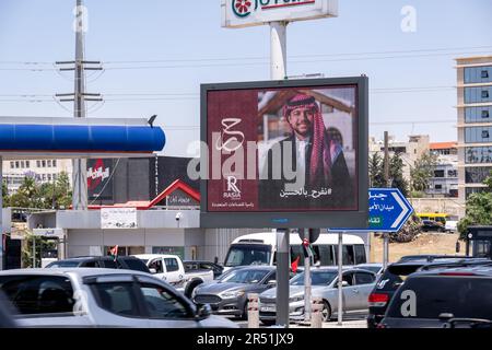 Amman, Jordanien. 31. Mai 2023. Riesige Poster und Dekorationen, die in den Straßen von Amman und auf Gebäuden zu Ehren der bevorstehenden königlichen Hochzeit von Jordaniens Kronprinz Hussein bin Abdullah und seiner Verlobten Rajwa al Saif am 31. Mai 2023 in Amman, Jordanien, zu sehen sind. Foto: Ammar Abd Rabbo/ABACAPRESS.COM Kredit: Abaca Press/Alamy Live News Stockfoto
