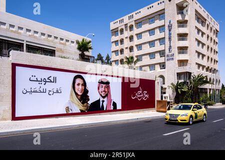 Amman, Jordanien. 31. Mai 2023. Riesige Poster und Dekorationen, die in den Straßen von Amman und auf Gebäuden zu Ehren der bevorstehenden königlichen Hochzeit von Jordaniens Kronprinz Hussein bin Abdullah und seiner Verlobten Rajwa al Saif am 31. Mai 2023 in Amman, Jordanien, zu sehen sind. Foto: Ammar Abd Rabbo/ABACAPRESS.COM Kredit: Abaca Press/Alamy Live News Stockfoto