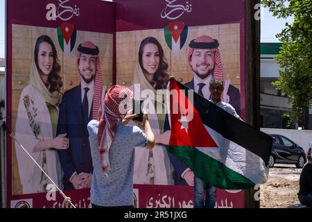 Amman, Jordanien. 31. Mai 2023. Riesige Poster und Dekorationen, die in den Straßen von Amman und auf Gebäuden zu Ehren der bevorstehenden königlichen Hochzeit von Jordaniens Kronprinz Hussein bin Abdullah und seiner Verlobten Rajwa al Saif am 31. Mai 2023 in Amman, Jordanien, zu sehen sind. Foto: Ammar Abd Rabbo/ABACAPRESS.COM Kredit: Abaca Press/Alamy Live News Stockfoto