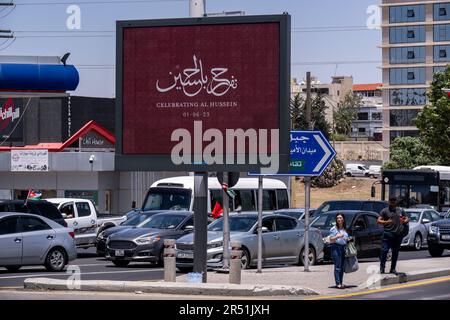 Amman, Jordanien. 31. Mai 2023. Riesige Poster und Dekorationen, die in den Straßen von Amman und auf Gebäuden zu Ehren der bevorstehenden königlichen Hochzeit von Jordaniens Kronprinz Hussein bin Abdullah und seiner Verlobten Rajwa al Saif am 31. Mai 2023 in Amman, Jordanien, zu sehen sind. Foto: Ammar Abd Rabbo/ABACAPRESS.COM Kredit: Abaca Press/Alamy Live News Stockfoto