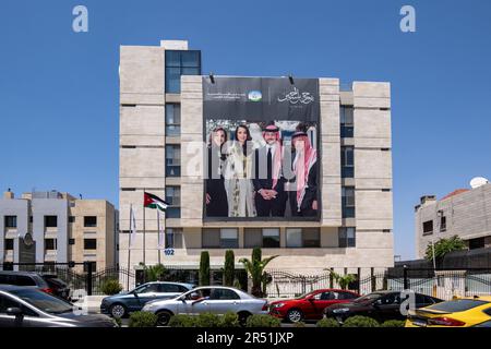Amman, Jordanien. 31. Mai 2023. Riesige Poster und Dekorationen, die in den Straßen von Amman und auf Gebäuden zu Ehren der bevorstehenden königlichen Hochzeit von Jordaniens Kronprinz Hussein bin Abdullah und seiner Verlobten Rajwa al Saif am 31. Mai 2023 in Amman, Jordanien, zu sehen sind. Foto: Ammar Abd Rabbo/ABACAPRESS.COM Kredit: Abaca Press/Alamy Live News Stockfoto