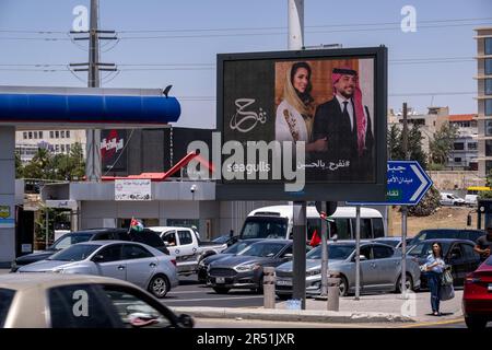 Amman, Jordanien. 31. Mai 2023. Riesige Poster und Dekorationen, die in den Straßen von Amman und auf Gebäuden zu Ehren der bevorstehenden königlichen Hochzeit von Jordaniens Kronprinz Hussein bin Abdullah und seiner Verlobten Rajwa al Saif am 31. Mai 2023 in Amman, Jordanien, zu sehen sind. Foto: Ammar Abd Rabbo/ABACAPRESS.COM Kredit: Abaca Press/Alamy Live News Stockfoto