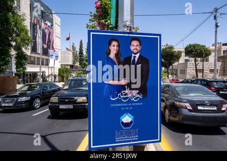 Amman, Jordanien. 31. Mai 2023. Riesige Poster und Dekorationen, die in den Straßen von Amman und auf Gebäuden zu Ehren der bevorstehenden königlichen Hochzeit von Jordaniens Kronprinz Hussein bin Abdullah und seiner Verlobten Rajwa al Saif am 31. Mai 2023 in Amman, Jordanien, zu sehen sind. Foto: Ammar Abd Rabbo/ABACAPRESS.COM Kredit: Abaca Press/Alamy Live News Stockfoto