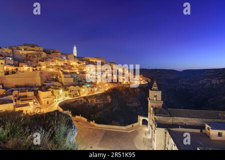 Matera, Italien, alte Stadt auf einem Hügel in der Region Basilikata bei Sonnenaufgang. Stockfoto