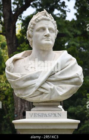 Vespasian (17. November 9 n. Chr. – 23. Juni 79) war von 69 bis 79 römischer Kaiser. Marmorbüste im Victoria Memorial Hall Garden. Kalkutta, Westbengalen, Ind Stockfoto