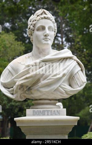 Domitian (24. Oktober 51 bis 18. September 96) war von 81 bis 96 römischer Kaiser. Marmorbüste im Victoria Memorial Hall Garden. Kalkutta, Westbengalen, In Stockfoto