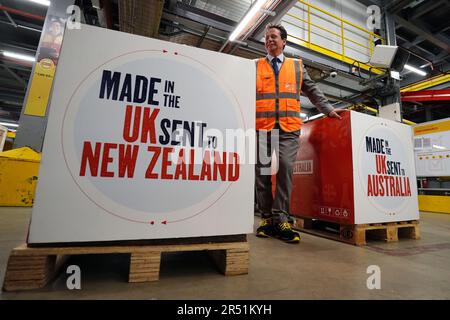 Handelsminister Nigel Huddleston fotografiert während seines Besuchs im DHL-Werk von Heathrow, da am Mittwoch die ersten Handelsgeschäfte des Vereinigten Königreichs nach dem Brexit mit Australien und Neuseeland in Kraft treten. Die Abkommen sind die ersten Handelsabkommen, die nach dem Brexit ausgehandelt wurden und in Kraft treten, nachdem das Vereinigte Königreich, Australien und Neuseeland ihre innerstaatlichen Ratifizierungsprozesse abgeschlossen haben. Bilddatum: Mittwoch, 31. Mai 2023. Stockfoto