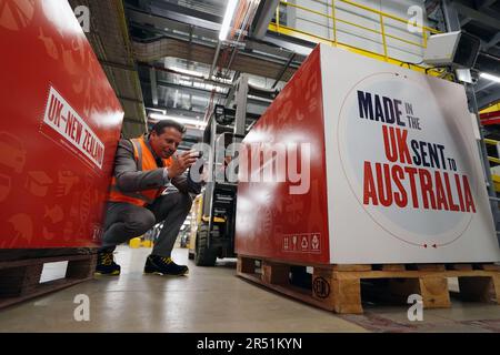 Handelsminister Nigel Huddleston fotografiert während seines Besuchs im DHL-Werk von Heathrow, da am Mittwoch die ersten Handelsgeschäfte des Vereinigten Königreichs nach dem Brexit mit Australien und Neuseeland in Kraft treten. Die Abkommen sind die ersten Handelsabkommen, die nach dem Brexit ausgehandelt wurden und in Kraft treten, nachdem das Vereinigte Königreich, Australien und Neuseeland ihre innerstaatlichen Ratifizierungsprozesse abgeschlossen haben. Bilddatum: Mittwoch, 31. Mai 2023. Stockfoto