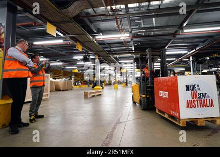 Handelsminister Nigel Huddleston (2. m von links) fotografiert während seines Besuchs im DHL-Werk von Heathrow, da die ersten Handelsgeschäfte des Vereinigten Königreichs nach dem Brexit mit Australien und Neuseeland am Mittwoch in Kraft treten. Die Abkommen sind die ersten Handelsabkommen, die nach dem Brexit ausgehandelt wurden und in Kraft treten, nachdem das Vereinigte Königreich, Australien und Neuseeland ihre innerstaatlichen Ratifizierungsprozesse abgeschlossen haben. Bilddatum: Mittwoch, 31. Mai 2023. Stockfoto