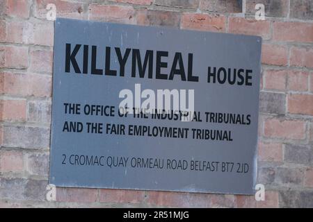 Beschilderung für das Büro der Industriegerichte, Killymeal House, Belfast, wo ein Industriegerichtsgericht inhaftiert wird, die von der ehemaligen BBC-Nachrichtensprecherin Donna Traynor gegen ihren früheren Arbeitgeber und ihren nordirischen Direktor Adam Smyth gebracht wurde. Bilddatum: Mittwoch, 31. Mai 2023. Stockfoto