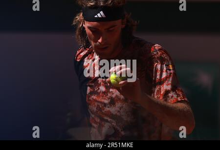 Paris, Frankreich. 31. Mai 2023. Stefanos Tsitsipas reagiert während des zweiten Mannschaftsspiels zwischen Stefanos Tsitsipas (Griechenland) und Roberto Carballes Baena (Spanien) beim French Open Tennis Turnier in Roland Garros in Paris, Frankreich, am 31. Mai 2023. Kredit: Gao Jing/Xinhua/Alamy Live News Stockfoto