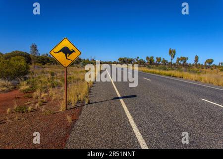 Känguru-Straßenschild auf einer Straße in Australien Stockfoto