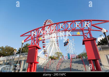 USA, Illinois, Chicago, Eintritt zum Navy Pier Park mit Riesenrad. Stockfoto