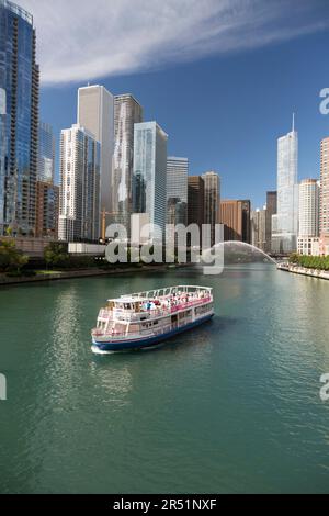 USA, Illinois, Chicago, City Touristenboot auf dem Chicago River, mit Blick auf die Skyline der Stadt und den Trump Tower. Stockfoto