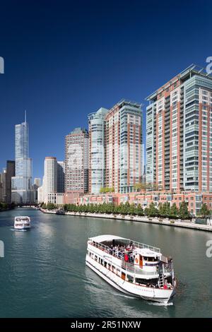 USA, Illinois, Chicago, City Touristenboot auf dem Chicago River, mit Blick auf die Skyline der Stadt und den Trump Tower. Stockfoto