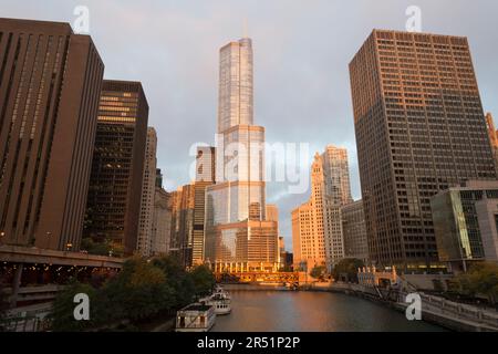 USA, Illinois, Chicago, Sonnenaufgang über der Skyline der Stadt und Chicago River mit Blick auf den Trump Tower. Stockfoto