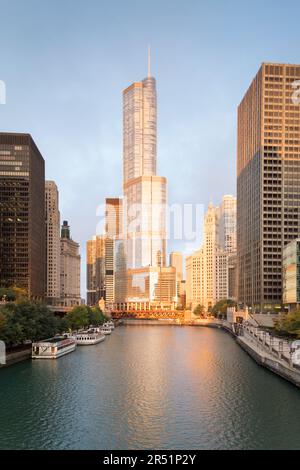 USA, Illinois, Chicago, Sonnenaufgang über der Skyline der Stadt und Chicago River mit Blick auf den Trump Tower. Stockfoto