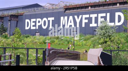 Manchester, Großbritannien. 31. Mai 2023. Besucher des Mayfield Park, Manchester, Großbritannien, die rauchen, werden gebeten, Zigaretten auszumachen und mit dem Dampfen aufzuhören. Wenn sie sich weigern, werden sie aufgefordert, zu gehen. Aber wer sich weigert, wird nicht bestraft. Die Initiative wurde am 31. Mai, dem jährlichen Weltnotrauchertag, angekündigt. Die jährliche Kampagne zum Weltnichtrauchertag am 31. Mai ist eine Gelegenheit, das Bewusstsein für die schädlichen und tödlichen Auswirkungen des Tabakkonsums zu schärfen. Kredit: Terry Waller/Alamy Live News Stockfoto