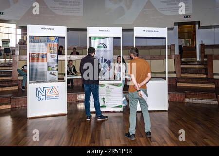 Heute findet die von SZKS organisierte Jobmesse im Jugendzentrum von Sarajevo statt Stockfoto