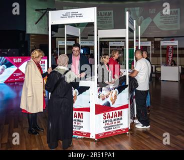 Heute findet die von SZKS organisierte Jobmesse im Jugendzentrum von Sarajevo statt Stockfoto