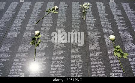 Washington, Usa. 30. Mai 2023. Am Dienstag, den 30. Mai 2023 in Washington, DC, sind Blumen auf einem neuen Namensbereich im Korean war Memorial verstreut. Foto von Bill Greenblatt/UPI Credit: UPI/Alamy Live News Stockfoto