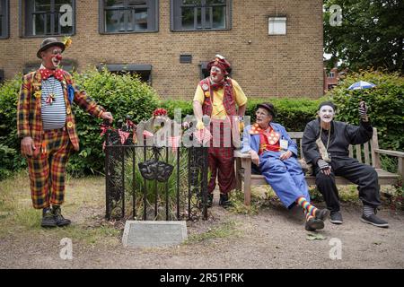 London, Großbritannien. 31. Mai 2023 Jährlicher Joseph Grimaldi-Gedenktag am Grab Grimaldis in Nord-London zu Ehren des Erfinders des modernen Clowns, der 1837 starb. Mitglieder von Clown International nehmen an der Grabfeier Teil und erweisen ihr Respekt in voller Unterhaltungskleidung. Kredit: Guy Corbishley/Alamy Live News Stockfoto